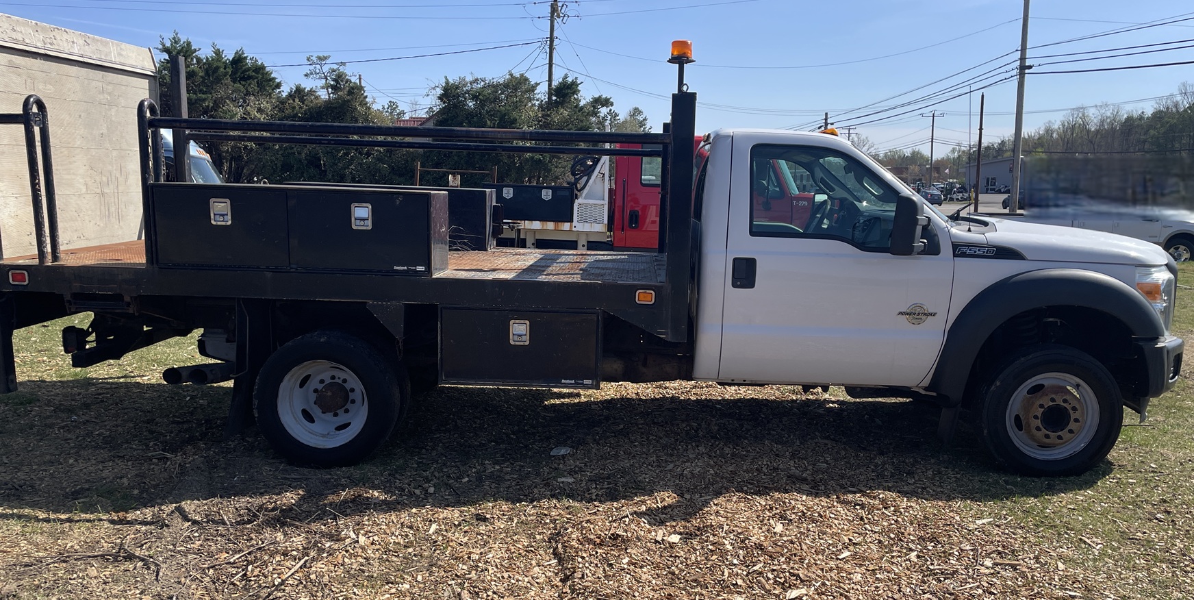 2013 FORD F550 Flatbed Liftgate - Image 4